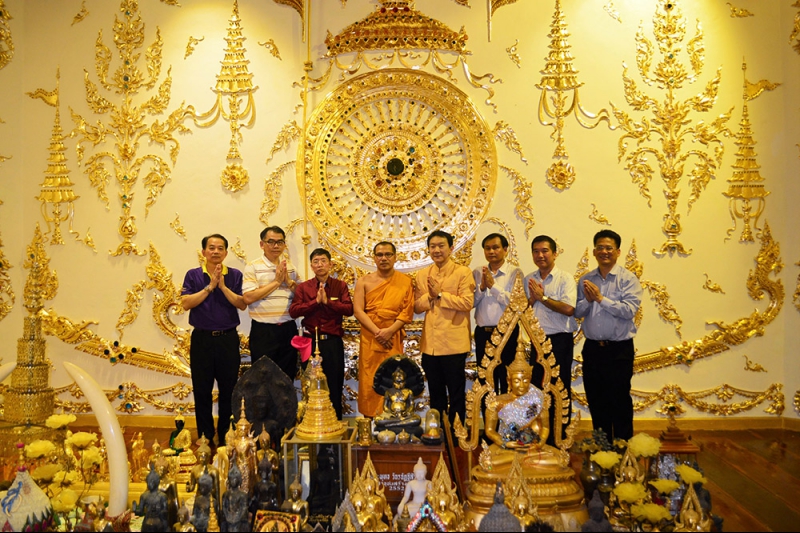 คณะผู้บริหารถ่ายภาพร่วมกัน