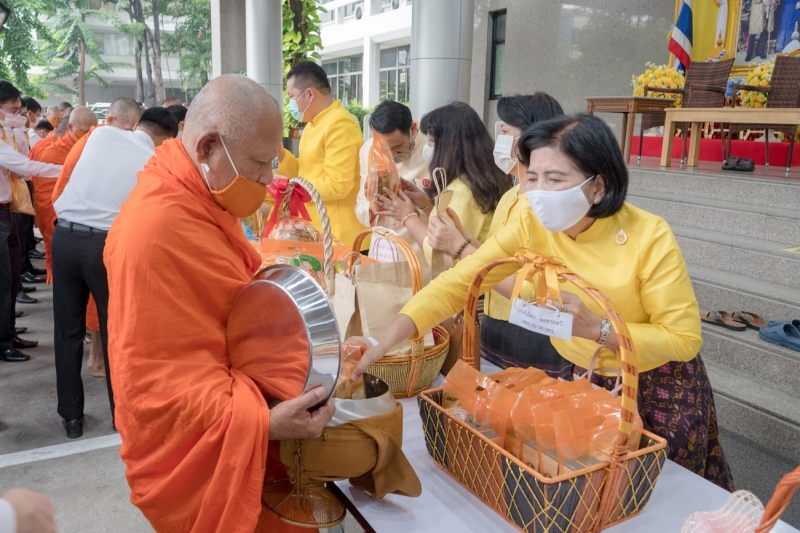 พิธีทำบุญตักบาตรข้าวสารอาหารแห้ง คณะสงฆ์จากวัดระฆังโฆสิตารามวรมหาวิหาร พระอารามหลวง เพื่อน้อมอุทิศถวายเป็นพระราชกุศลแด่พระบาทสมเ