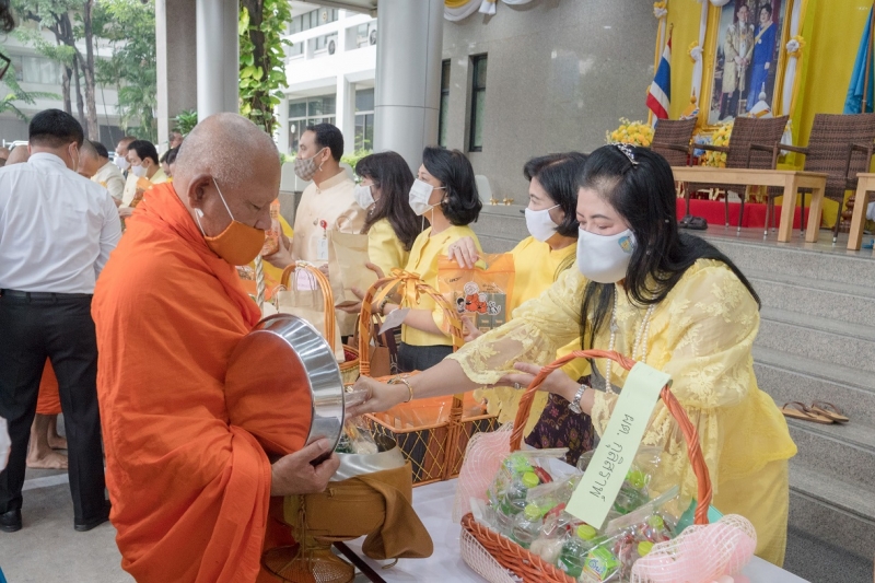 พิธีทำบุญตักบาตรข้าวสารอาหารแห้ง คณะสงฆ์จากวัดระฆังโฆสิตารามวรมหาวิหาร พระอารามหลวง เพื่อน้อมอุทิศถวายเป็นพระราชกุศลแด่พระบาทสมเ