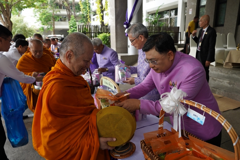พิธีทำบุญตักบาตรข้าวสารอาหารแห้ง เดือนเมษายน 2562