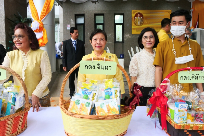 ทำบุญตักบาตร