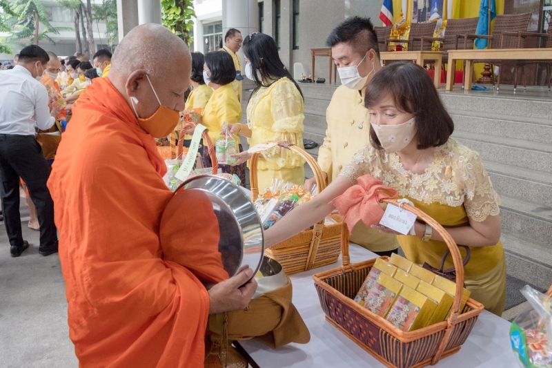 พิธีทำบุญตักบาตรข้าวสารอาหารแห้ง คณะสงฆ์จากวัดระฆังโฆสิตารามวรมหาวิหาร พระอารามหลวง เพื่อน้อมอุทิศถวายเป็นพระราชกุศลแด่พระบาทสมเ