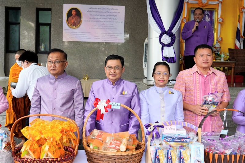 พิธีสวดพระพุทธมนต์และทำบุญตักบาตร 