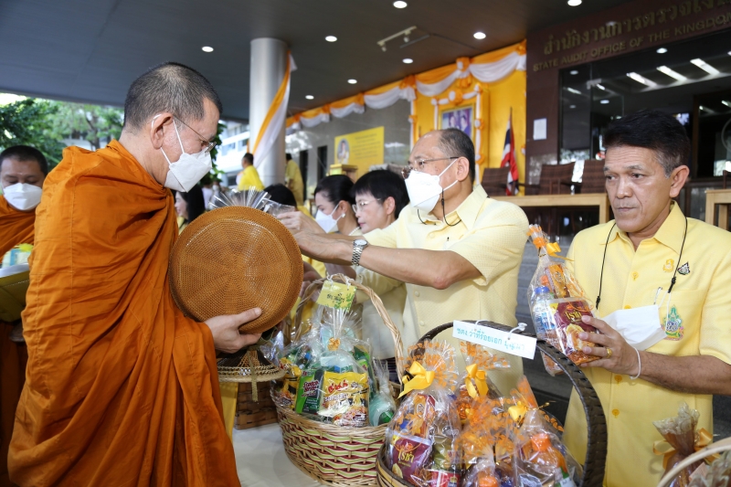 พิธีเจริญพระพุทธมนต์และทำบุญตักบาตร 