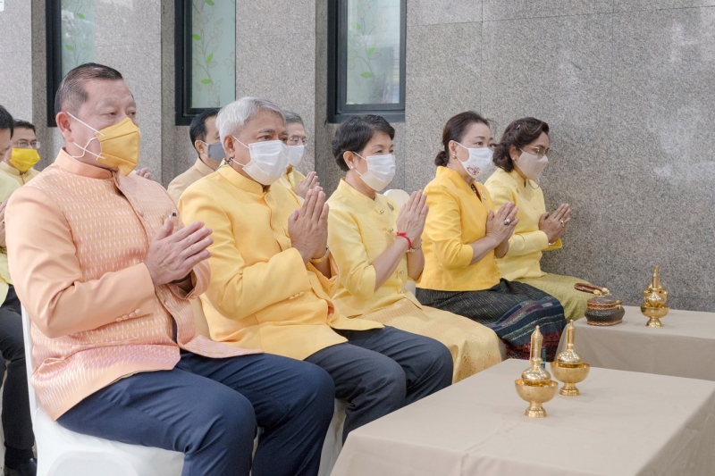 พิธีทำบุญตักบาตรข้าวสารอาหารแห้ง คณะสงฆ์จากวัดระฆังโฆสิตารามวรมหาวิหาร พระอารามหลวง เพื่อน้อมอุทิศถวายเป็นพระราชกุศลแด่พระบาทสมเ