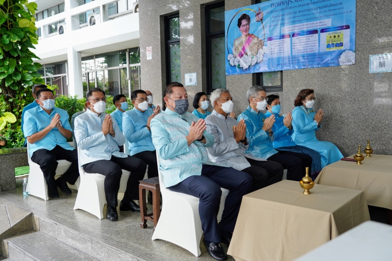 พิธีทำบุญตักบาตรข้าวสารอาหารแห้ง คณะสงฆ์จากวัดบรมนิวาสราชวรวิหาร เนื่องในโอกาสมหามงคลเฉลิมพระชนมพรรษา 90 พรรษา 12 สิงหาคม 2565 ณ