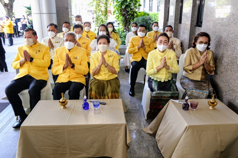  พิธีทำบุญตักบาตรข้าวสารอาหารแห้ง คณะสงฆ์จากวัดราชคฤห์วรวิหาร พระอารามหลวง เพื่อน้อมอุทิศถวายเป็นพระราชกุศลแด่ พระบาทสมเด็จพระบร