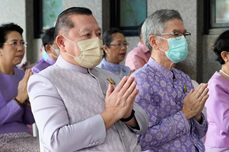 พิธีสวดพระพุทธมนต์และทำบุญตักบาตร 