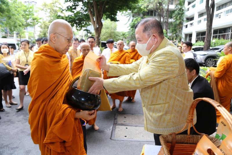 พิธีเจริญพระพุทธมนต์และทำบุญตักบาตร 