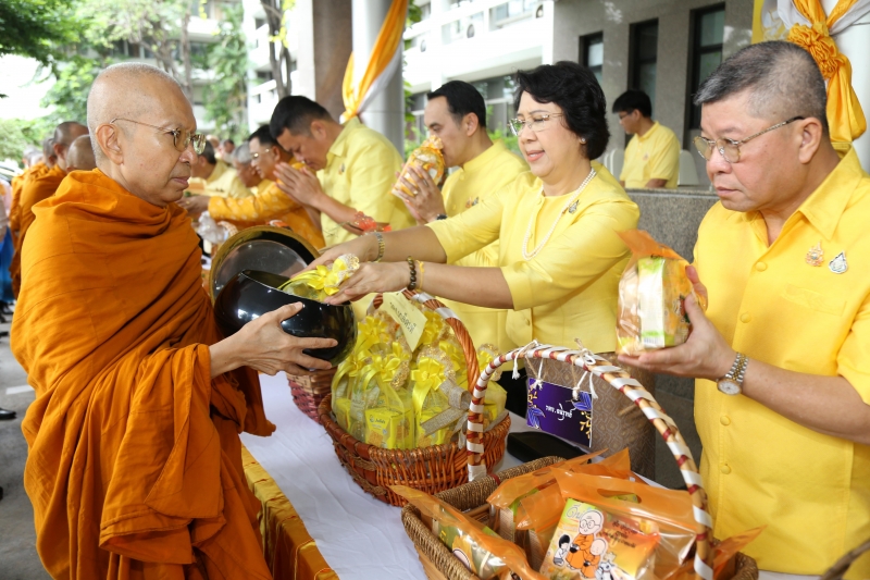 พิธีเจริญพระพุทธมนต์และทำบุญตักบาตร 