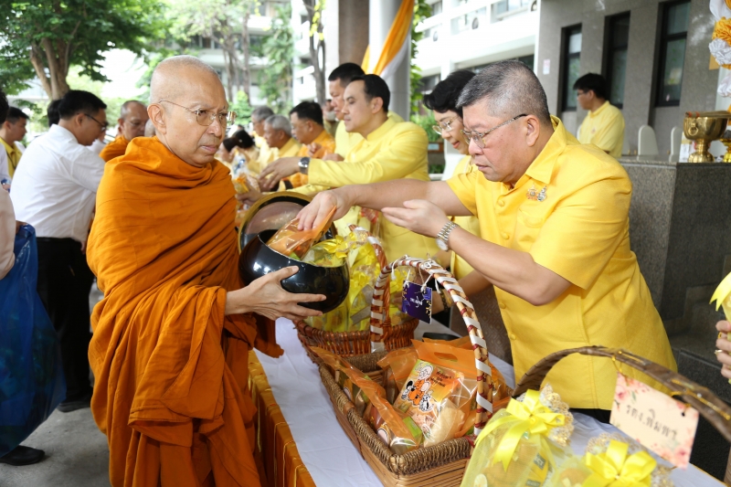 พิธีเจริญพระพุทธมนต์และทำบุญตักบาตร 