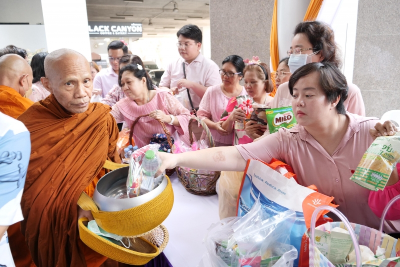 พิธีสวดพระพุทธมนต์และทำบุญตักบาตร
