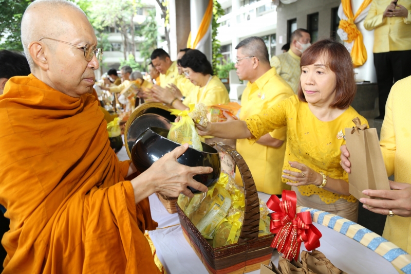 พิธีเจริญพระพุทธมนต์และทำบุญตักบาตร 