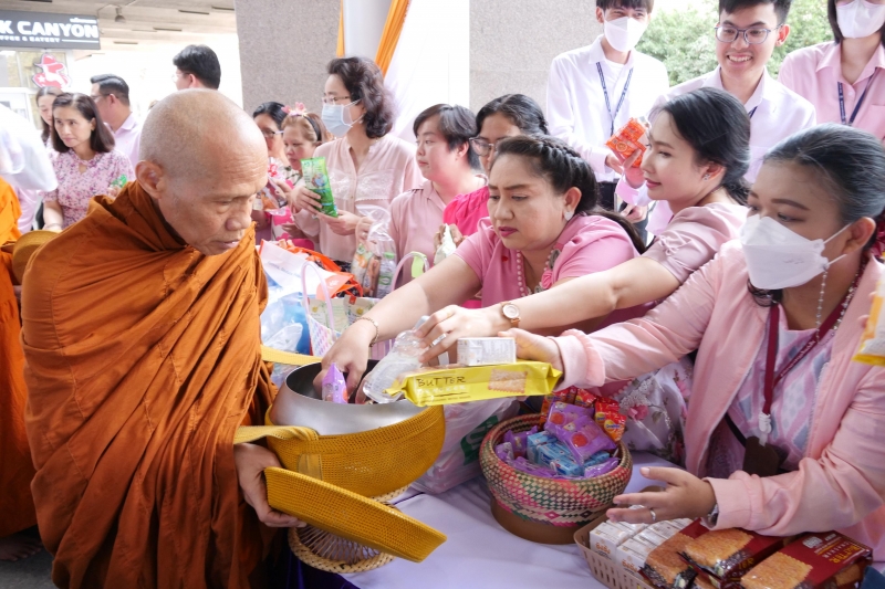 พิธีสวดพระพุทธมนต์และทำบุญตักบาตร
