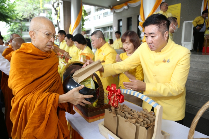 พิธีเจริญพระพุทธมนต์และทำบุญตักบาตร 