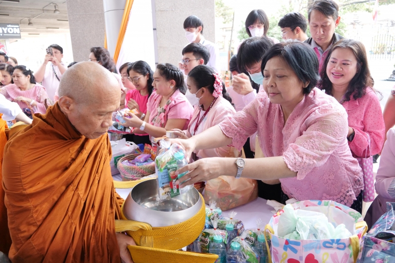 พิธีสวดพระพุทธมนต์และทำบุญตักบาตร