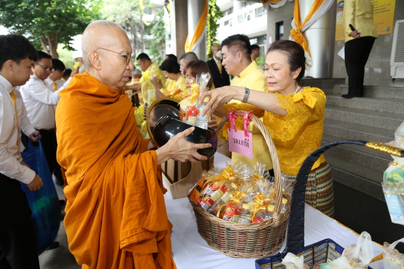 พิธีเจริญพระพุทธมนต์และทำบุญตักบาตร 