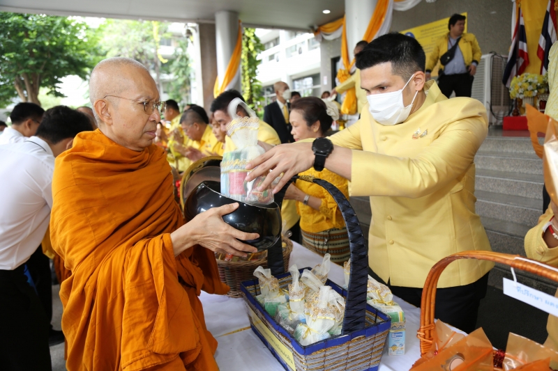 พิธีเจริญพระพุทธมนต์และทำบุญตักบาตร 