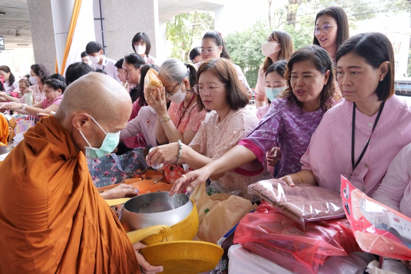 พิธีสวดพระพุทธมนต์และทำบุญตักบาตร