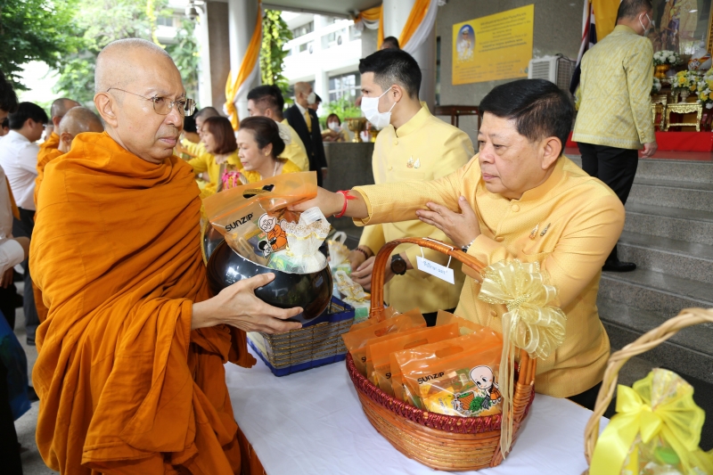 พิธีเจริญพระพุทธมนต์และทำบุญตักบาตร 