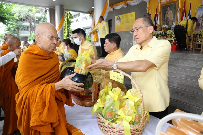 พิธีเจริญพระพุทธมนต์และทำบุญตักบาตร 