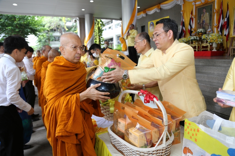 พิธีเจริญพระพุทธมนต์และทำบุญตักบาตร 