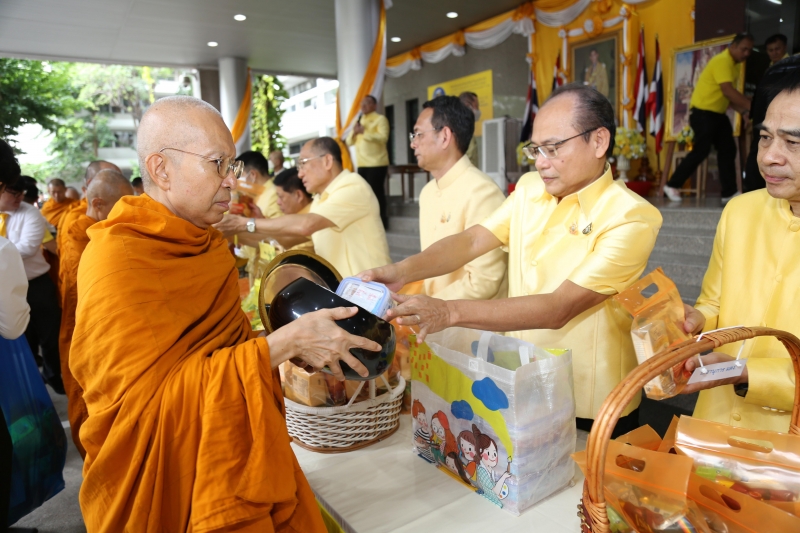 พิธีเจริญพระพุทธมนต์และทำบุญตักบาตร 
