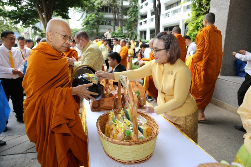 พิธีเจริญพระพุทธมนต์และทำบุญตักบาตร 