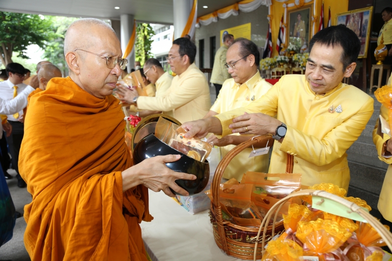 พิธีเจริญพระพุทธมนต์และทำบุญตักบาตร 