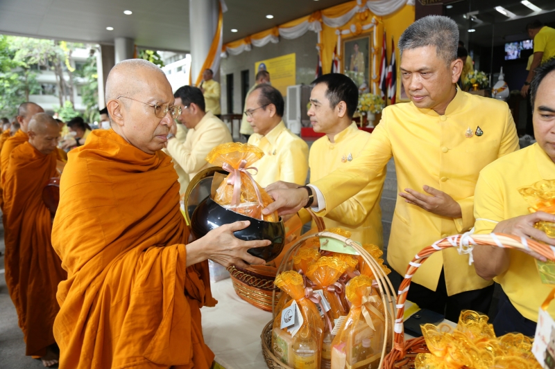 พิธีเจริญพระพุทธมนต์และทำบุญตักบาตร 