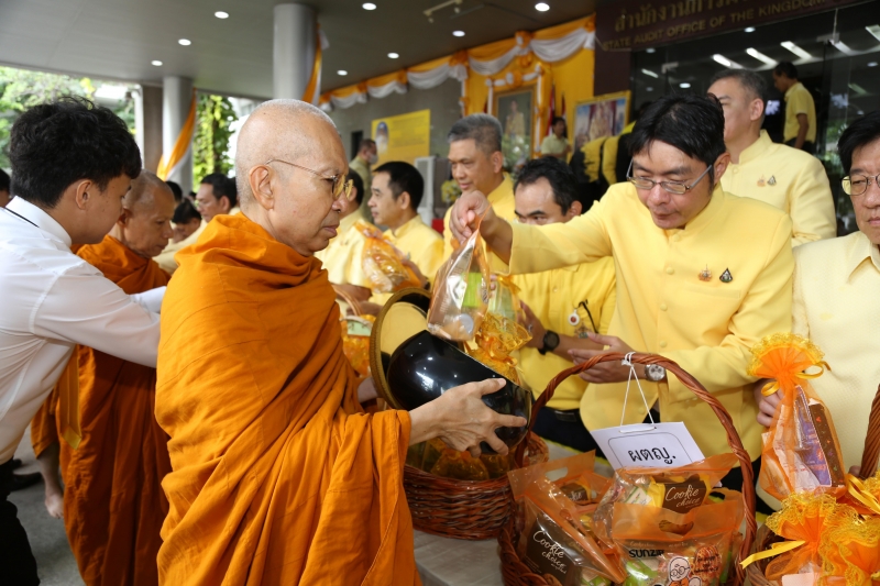 พิธีเจริญพระพุทธมนต์และทำบุญตักบาตร 