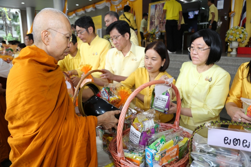 พิธีเจริญพระพุทธมนต์และทำบุญตักบาตร 