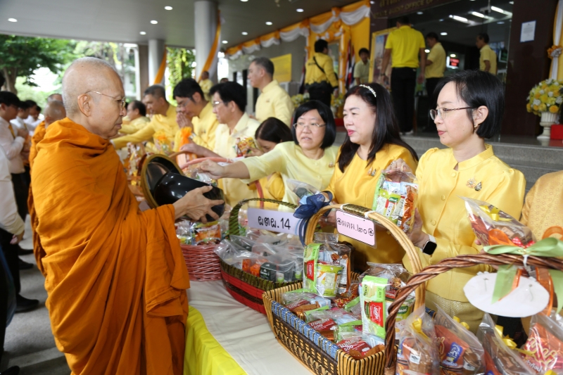 พิธีเจริญพระพุทธมนต์และทำบุญตักบาตร 