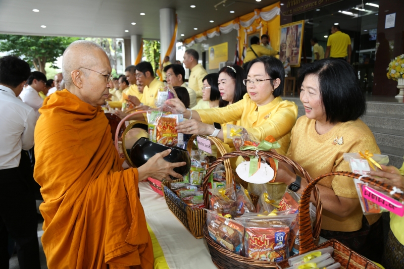 พิธีเจริญพระพุทธมนต์และทำบุญตักบาตร 