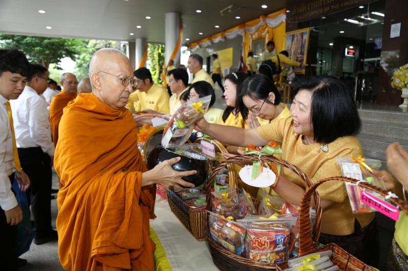 พิธีเจริญพระพุทธมนต์และทำบุญตักบาตร 