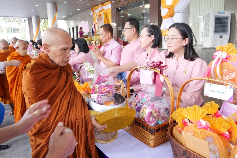 พิธีสวดพระพุทธมนต์และทำบุญตักบาตร