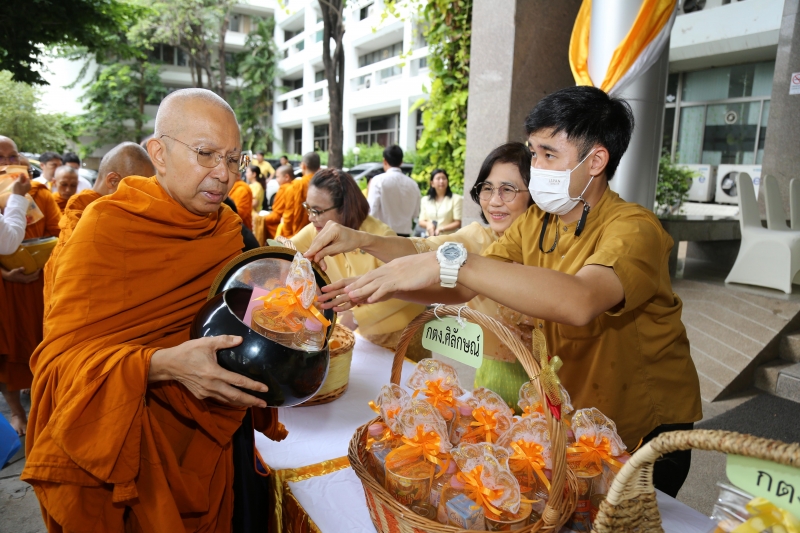 พิธีเจริญพระพุทธมนต์และทำบุญตักบาตร 