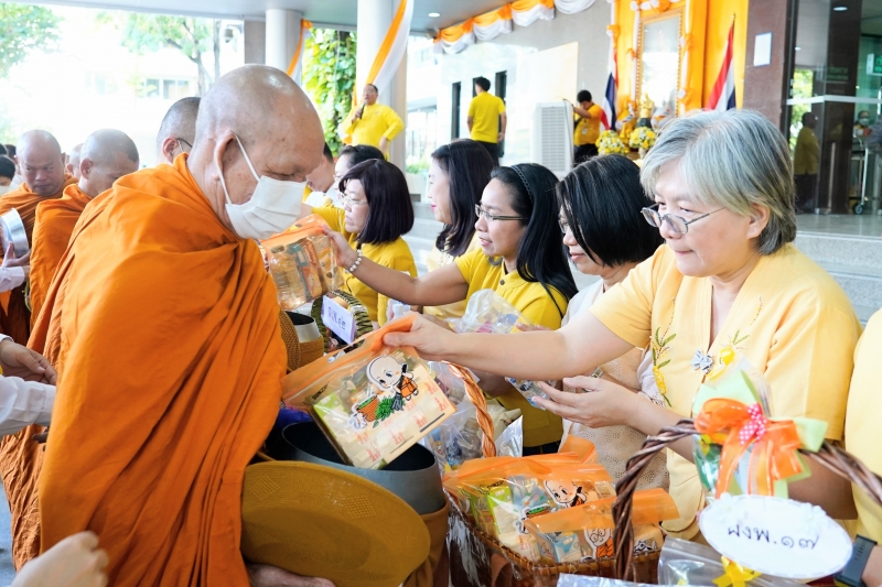 พิธีสวดพระพุทธมนต์และทำบุญตักบาตร