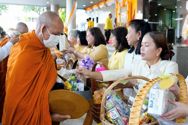 พิธีสวดพระพุทธมนต์และทำบุญตักบาตร