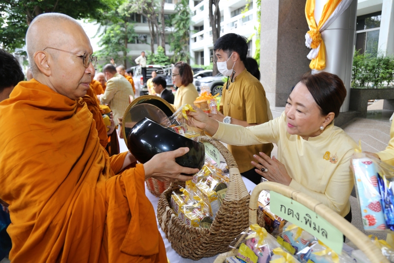 พิธีเจริญพระพุทธมนต์และทำบุญตักบาตร 