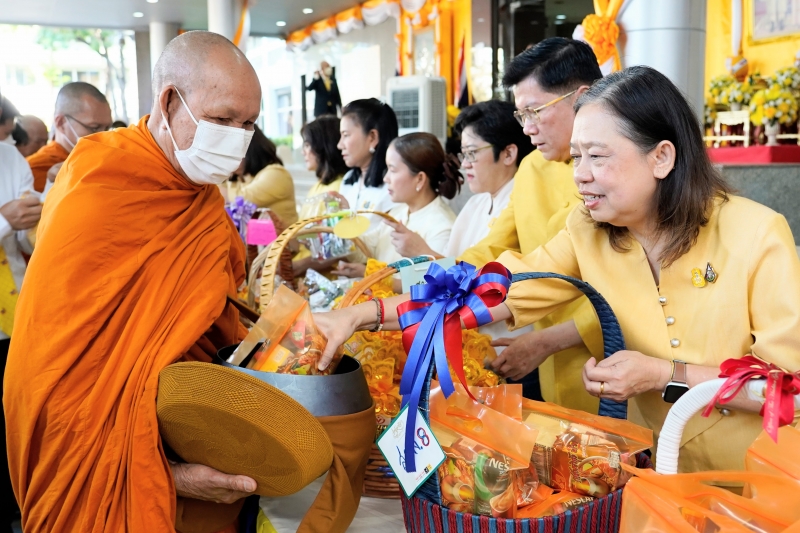 พิธีสวดพระพุทธมนต์และทำบุญตักบาตร
