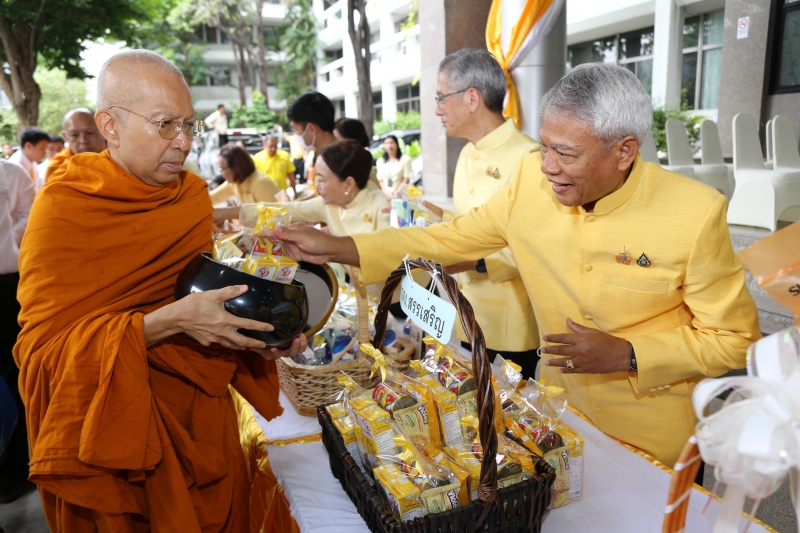 พิธีเจริญพระพุทธมนต์และทำบุญตักบาตร 