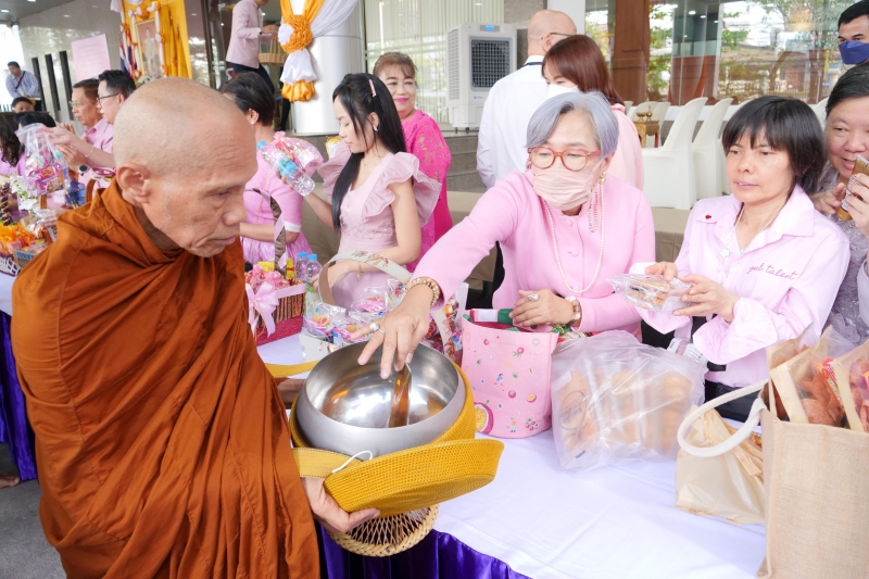 พิธีสวดพระพุทธมนต์และทำบุญตักบาตร