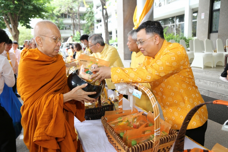 พิธีเจริญพระพุทธมนต์และทำบุญตักบาตร 