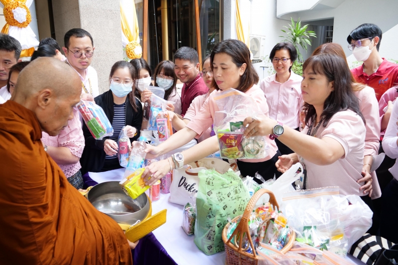 พิธีสวดพระพุทธมนต์และทำบุญตักบาตร