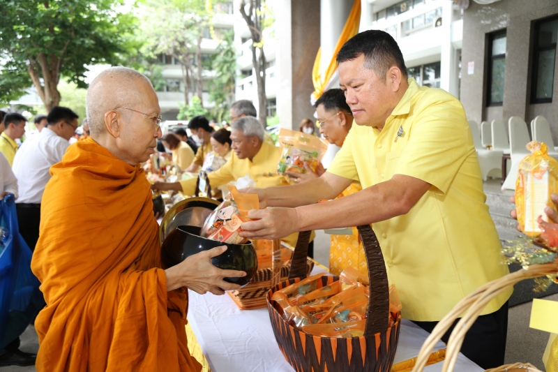 พิธีเจริญพระพุทธมนต์และทำบุญตักบาตร 