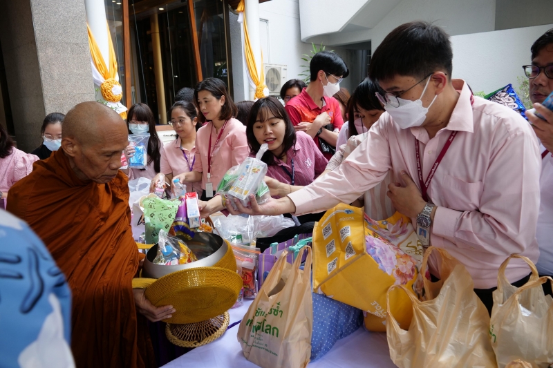 พิธีสวดพระพุทธมนต์และทำบุญตักบาตร