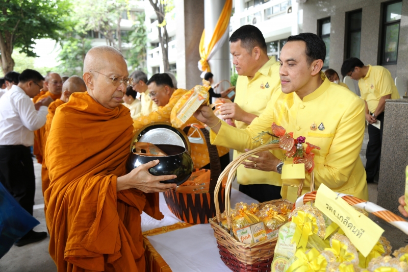 พิธีเจริญพระพุทธมนต์และทำบุญตักบาตร 