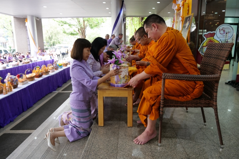 ลงนามถวายพระพรพระบาทสมเด็จพระเจ้าอยู่หัว และสมเด็จพระนางเจ้าฯ พระบรมราชินี เนื่องในโอกาสวันขึ้นปีใหม่ พุทธศักราช 2565