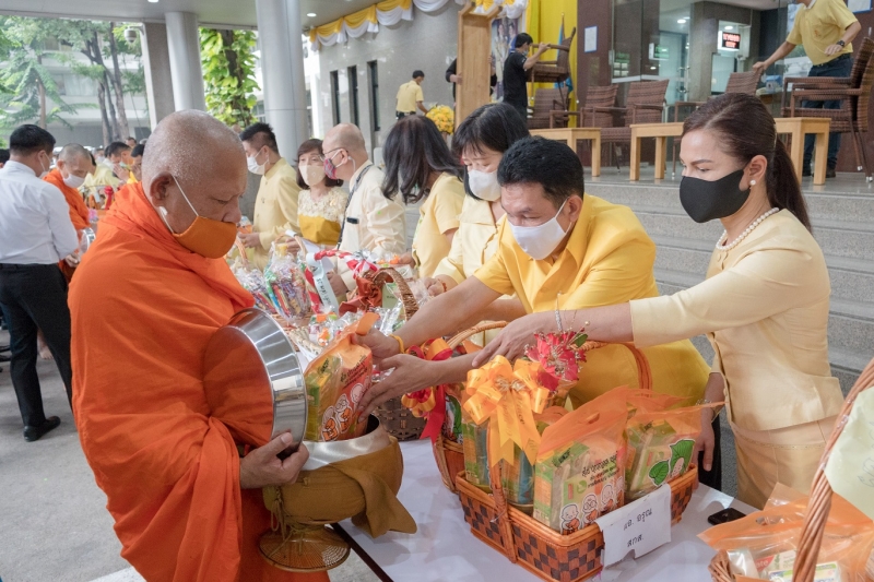 พิธีทำบุญตักบาตรข้าวสารอาหารแห้ง คณะสงฆ์จากวัดระฆังโฆสิตารามวรมหาวิหาร พระอารามหลวง เพื่อน้อมอุทิศถวายเป็นพระราชกุศลแด่พระบาทสมเ